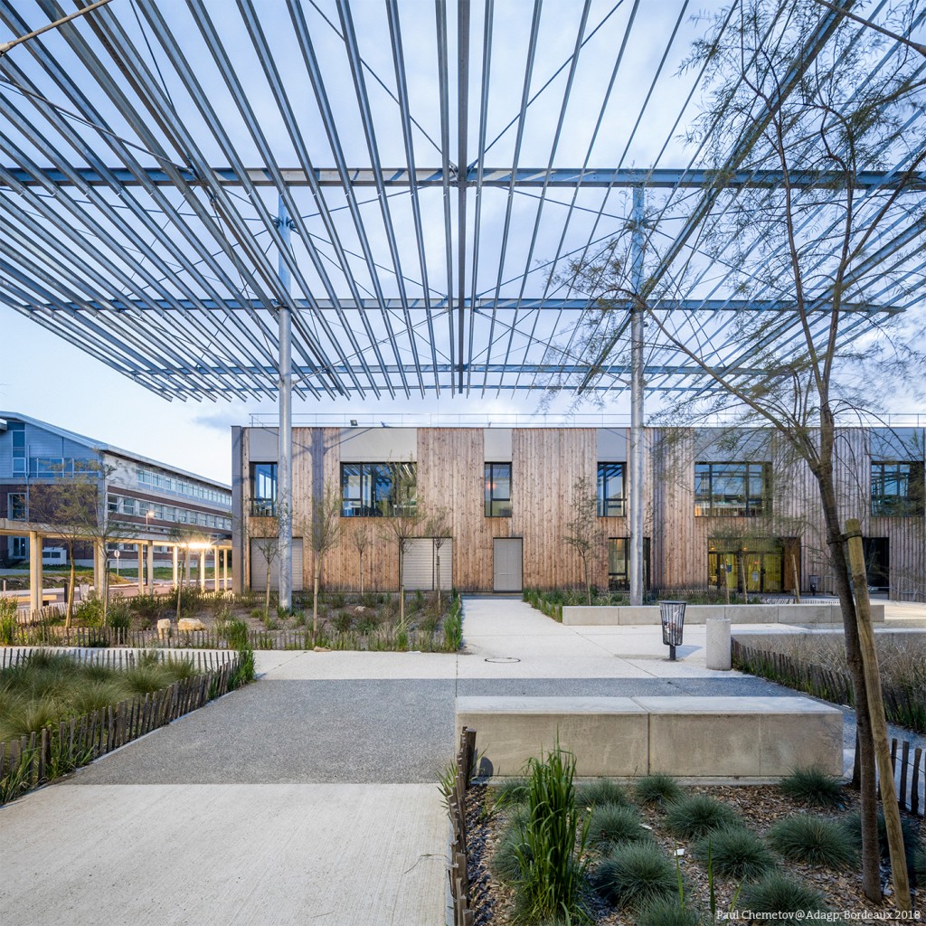 Placette sous ombri&egrave;re entre les b&acirc;timents universitaires